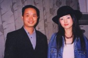 赖文峰携妻直播蹭热度，杨钰莹沉默活成人生赢家