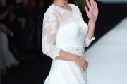 杨紫纯白婚纱梦幻走秀 时光流转见证少女蜕变