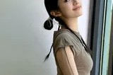 光影之间的多面绽放：黄羿居家写真中的纯欲美学与角色诠释