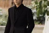 光影雕琢侧颜轮廓 黑色西服演绎都市摩登型格