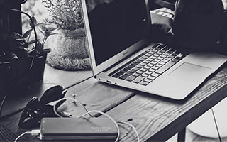 课桌间的嬉闹时光