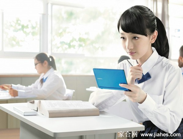 周冬雨光影流转间演绎清透灵动之美 周冬雨绽放灿烂笑容,温暖治愈的气息透过屏幕扑面而来